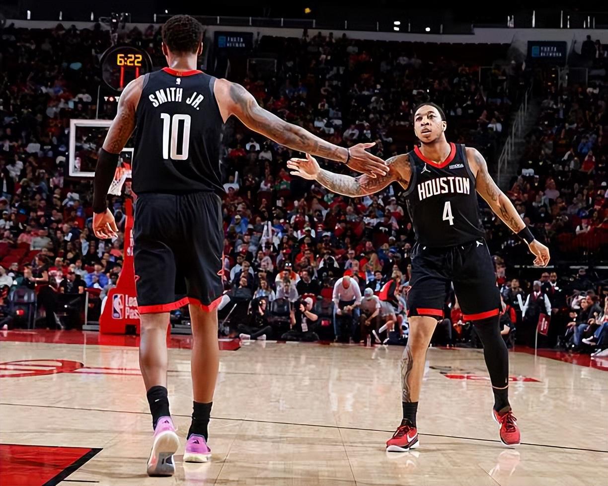 开云在线开户-球队的进攻如此混乱，结果火箭却让全队唯一一名控卫去蹲底角？