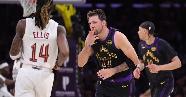 开云在线开户-东契奇复出42+12喜迎15000分里程碑 湖人主场轻取骑士